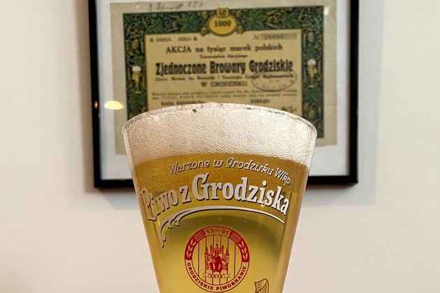 Chuckanut Grodziskie in a Browar Grodzisk glass. 